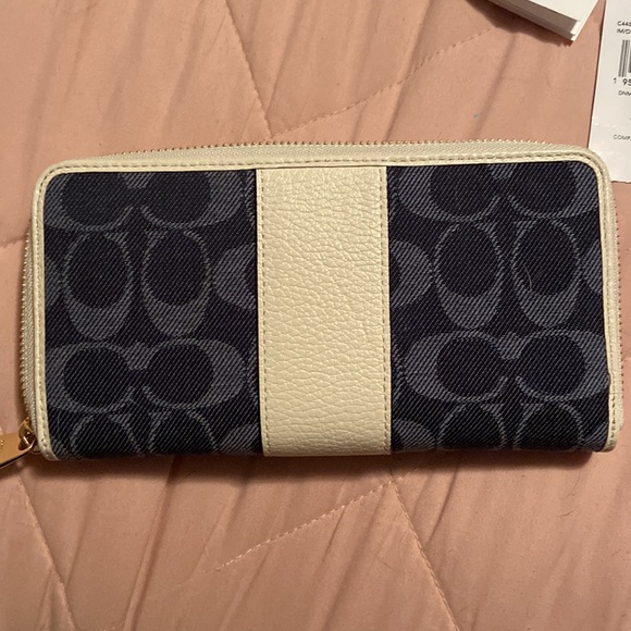 Coach Womens Wallet - Picture 2 of 4